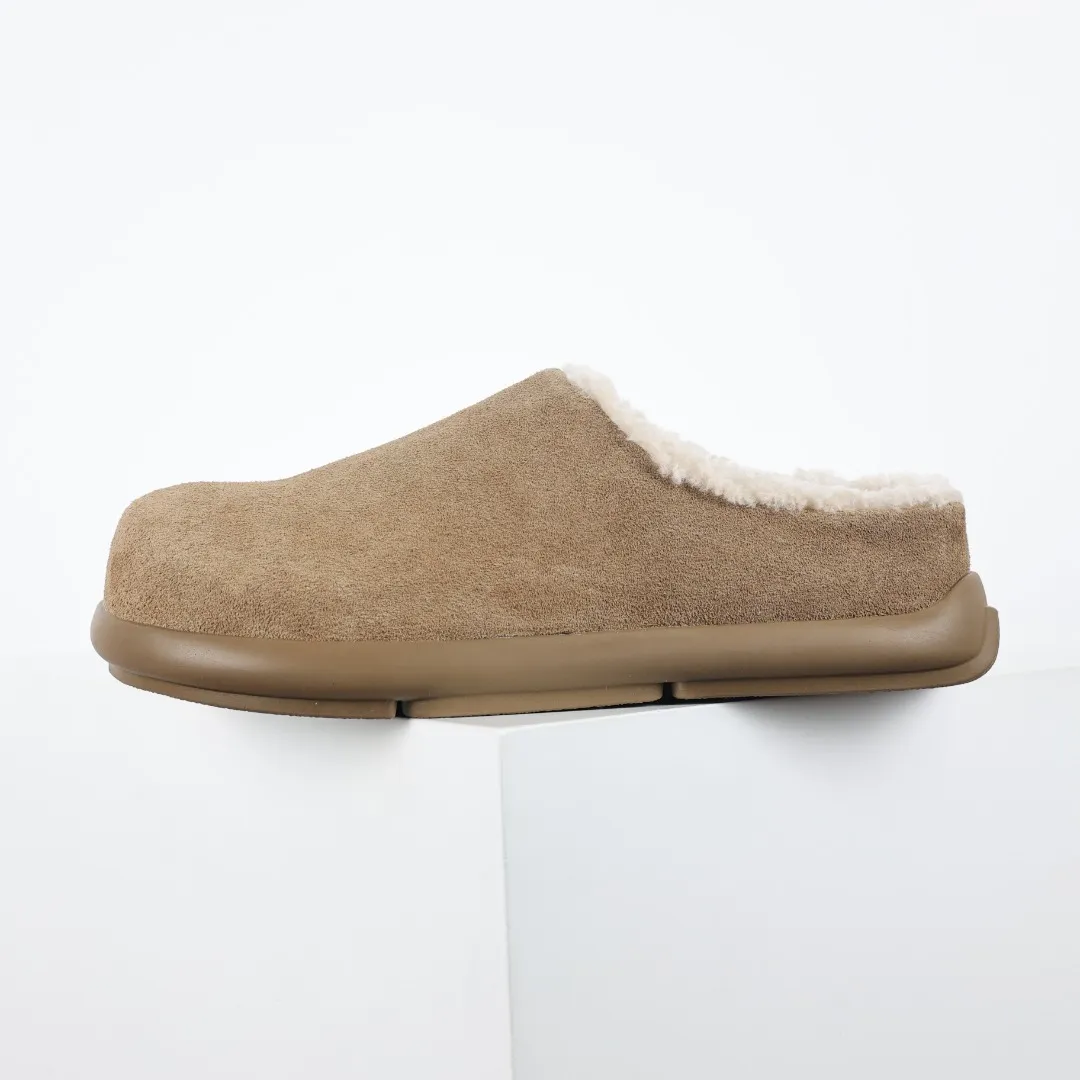 Pick up locally💰560 Core recommendation Good price Independently developed original outsole and cashmere insole to keep you warm in winter and suitable for home use. In the new year, uug launched a style series, which is partially geared towards the preferences of young consumers and has also moved to the forefront of fashion trends. Shoe body material Water-repellent coated suede upper 17 mm UGGPURE™ implanted wool insole Lightweight non-slip comfortable rubber outsole With brand LOGO trademark Comes with a full set of packaging Size: 35 36 37 38 39 40 41 42 43 44